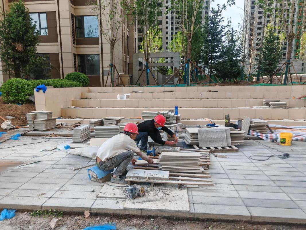 天潤(rùn)一期園林綠化工程啟動(dòng)，樹(shù)木入場(chǎng)與鋪磚同步推進(jìn)